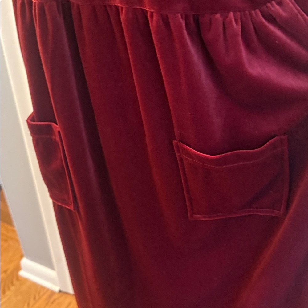 Long sleeve crewneck burgundy velvet dress - Picture 2 of 4